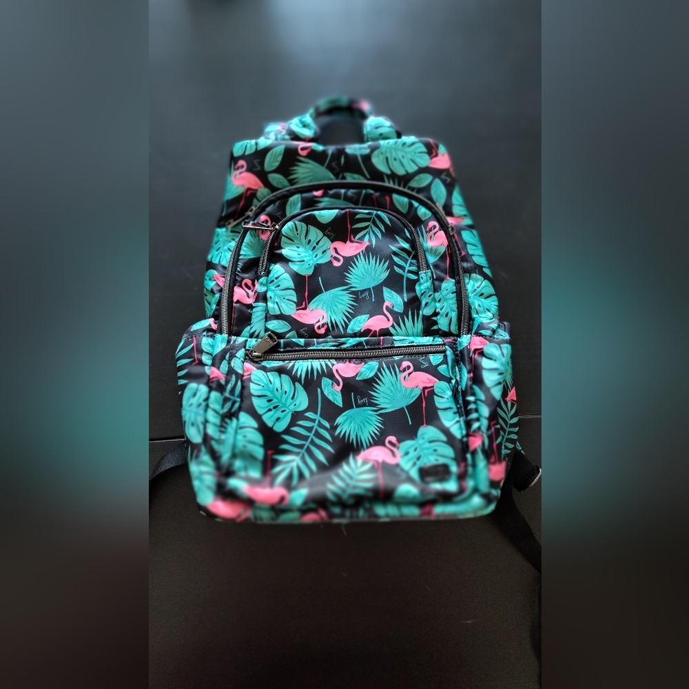 lug Hatchback in Flamingo black